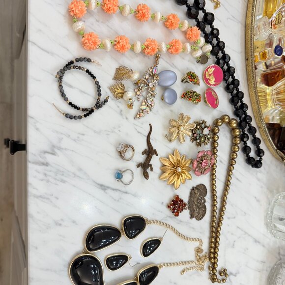 Huge collection of Vintage jewelry with Vanity/Dresser Tray - Picture 11 of 17